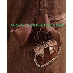 Vestido de corte recto y manga corta en color marrón