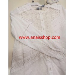 Camisa blanca bordada en cuello caja